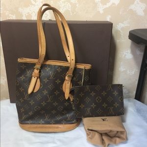 🎉sold🎉Louis Vuitton bucket pm size with pouch
